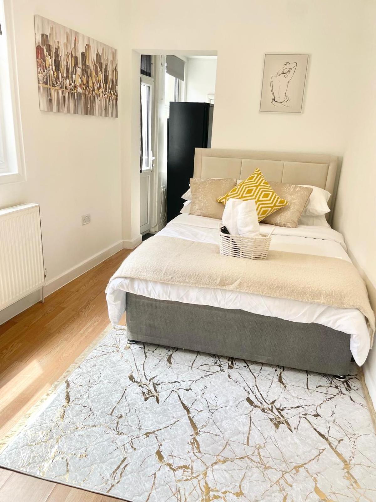 Flat With Private Patio In Stratford Londen